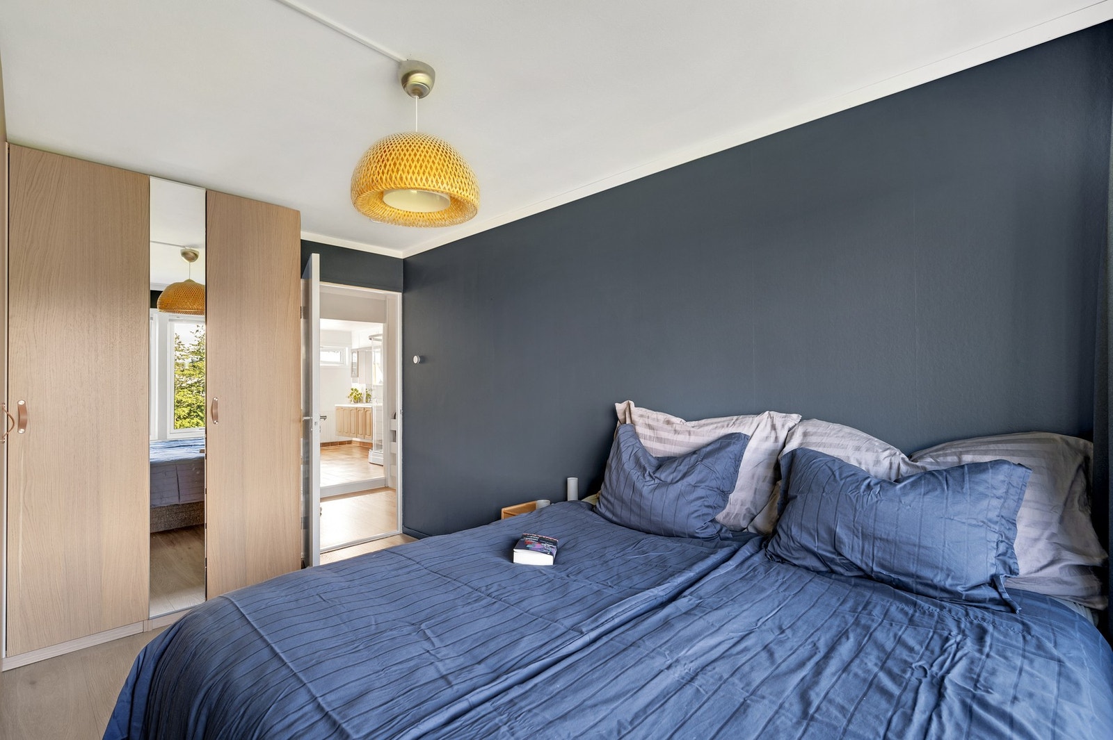 Det medfølger det en praktisk garderobeløsning på hovedsoverommet. Galleribilde