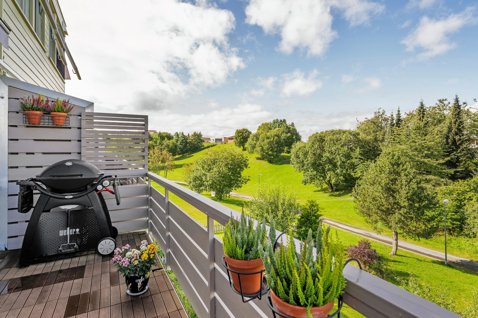 Leiligheten må sies å ha en av Risvollans desidert beste beliggenheter - her ligger man omkranset av store grøntområder og et stykke unna trafikkstøy. Galleribilde