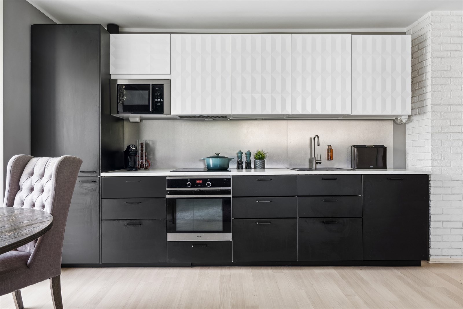 Lekker IKEA kjøkkeninnredning fra 2019 med profilerte fronter, laminat benkeplate, metallplater over benken, kullfilterventilator og nedfelt sort kompositt benkebeslag Galleribilde