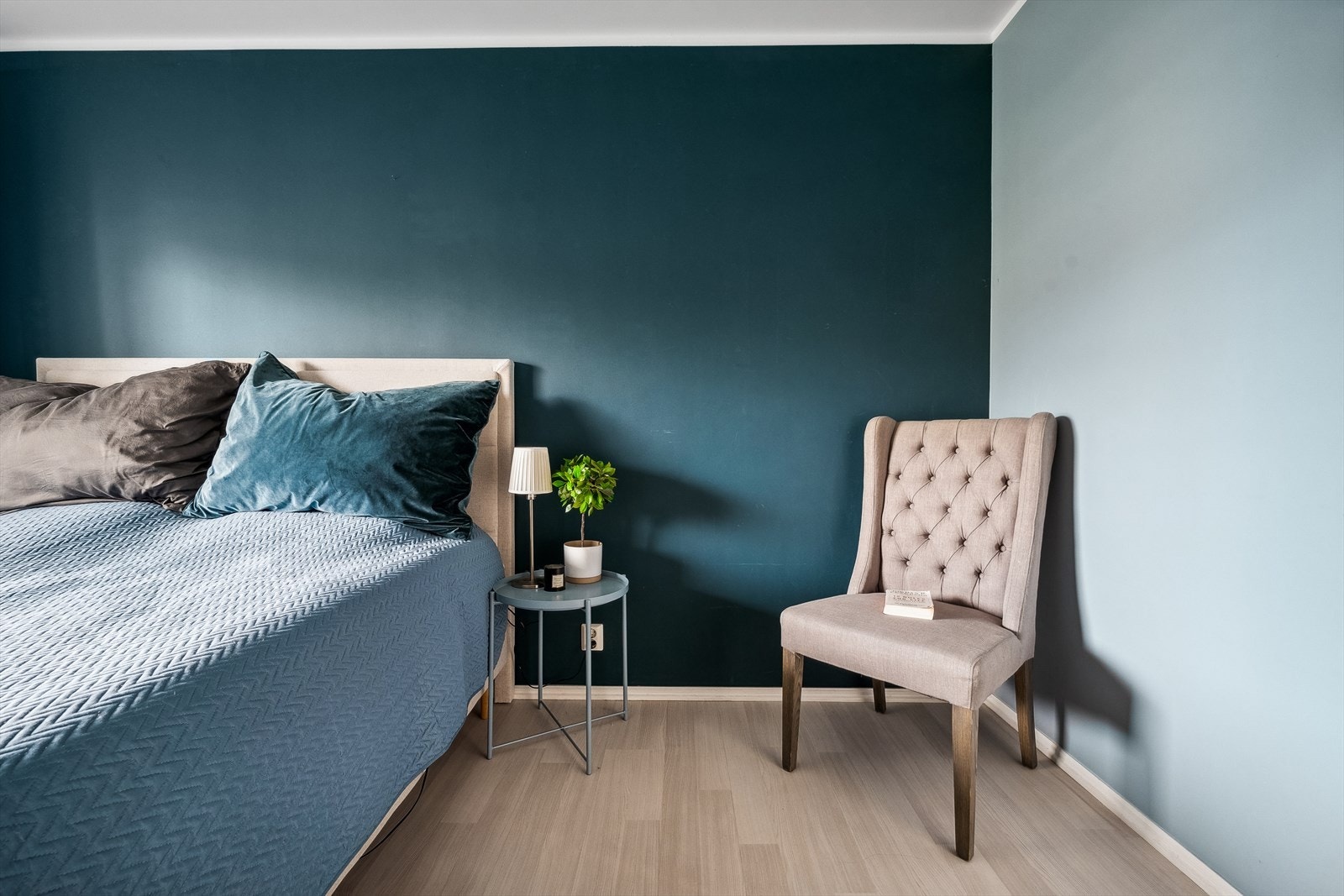 Det romslige rommet har et stort vindu med utsikt over nærområdet, plass til en stor dobbeltseng, garderobe, nattbord og en lesekrok. Galleribilde