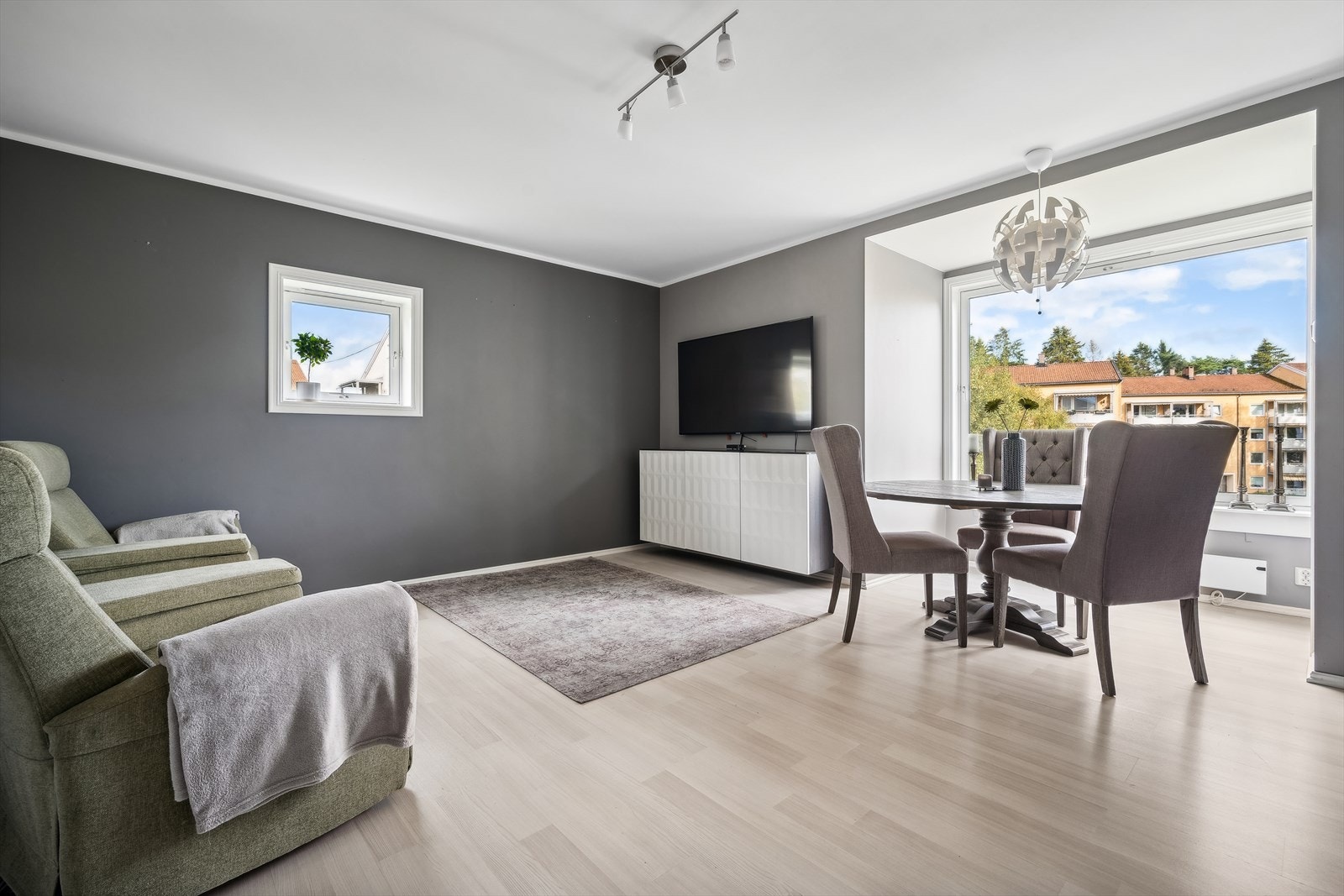 En moderne 3-roms leilighet med stor og usjenert balkong. Galleribilde