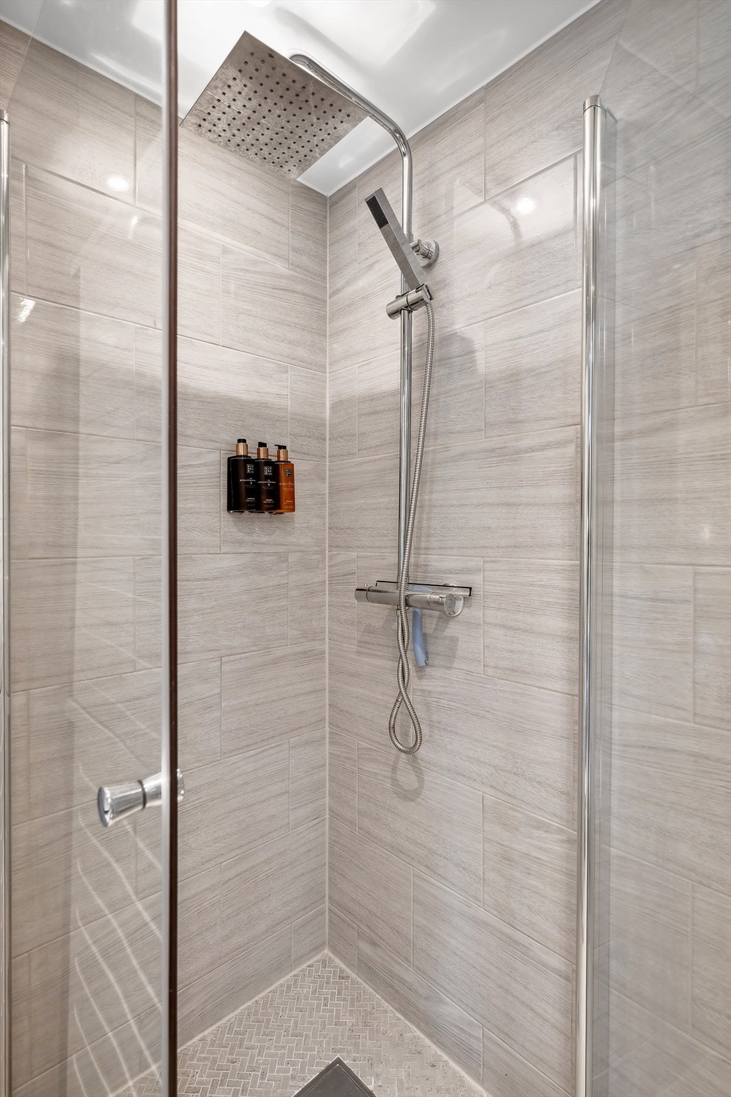 Badet har smakfulle løsninger og varme i gulvet. Galleribilde