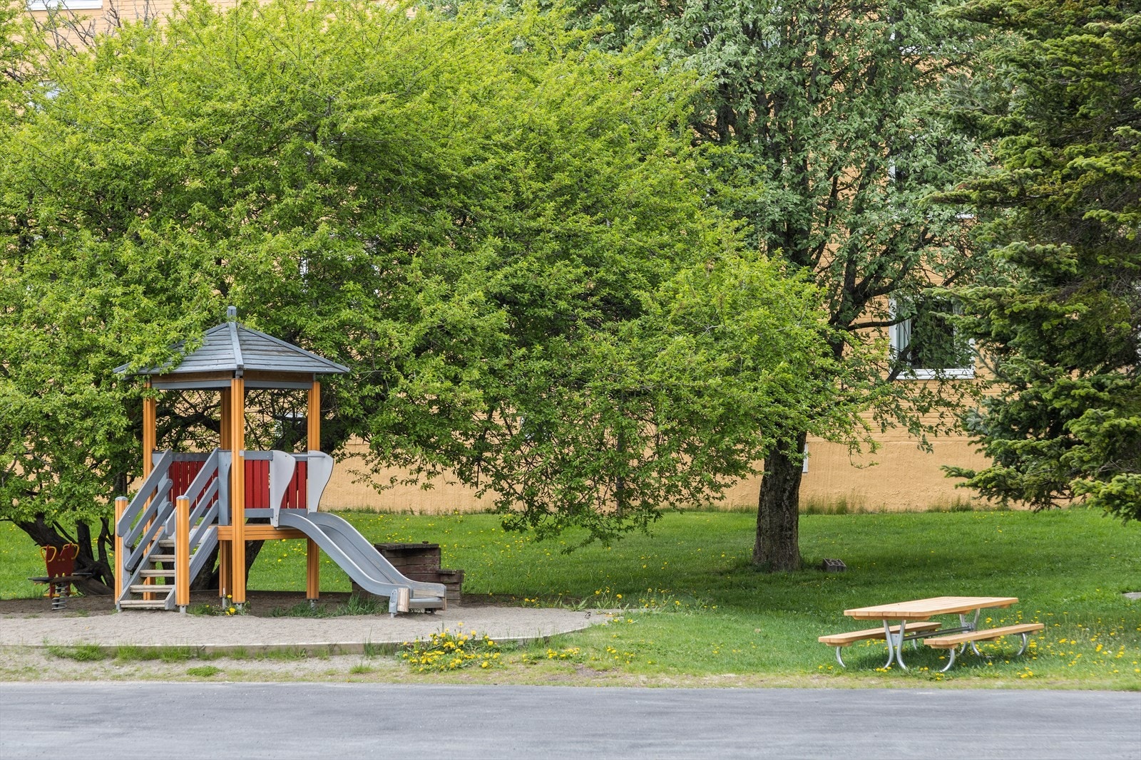Borettslaget har fine fellesarealer opparbeidet med lekeplass, sittegrupper og grill. Galleribilde