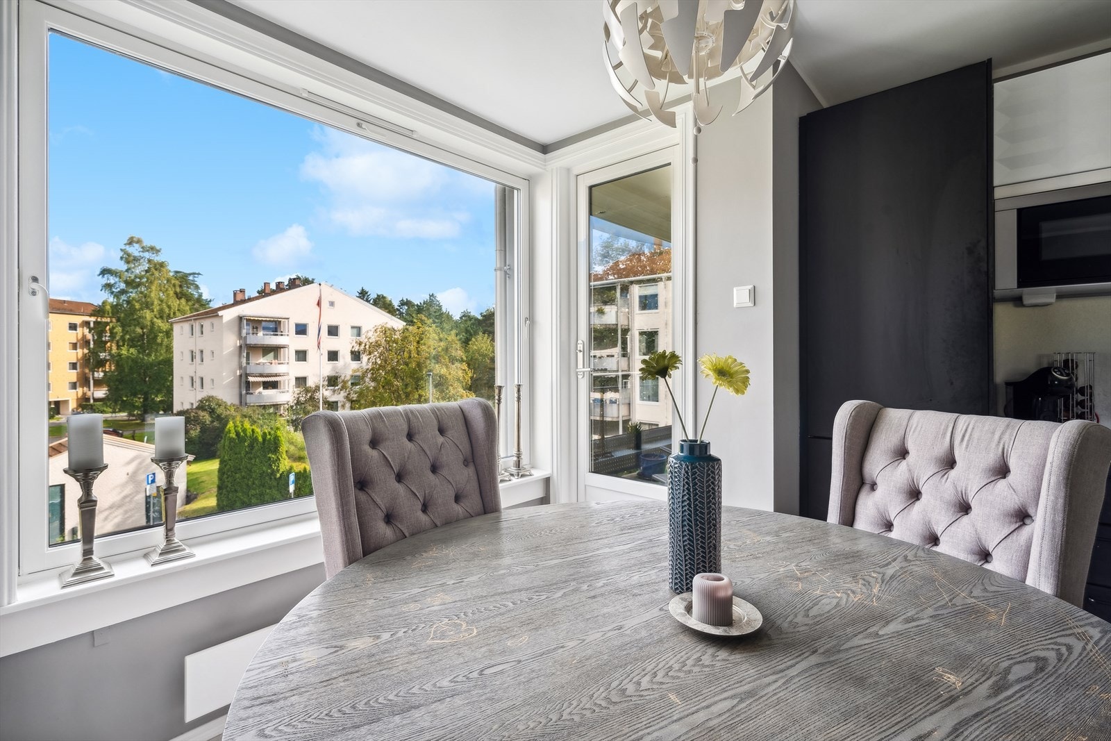 Ved vinduet er det naturlig plass for et spisebord med grønt utsyn mot borettslagets åpne fellesarealer. Her kan du nyte din morgenkaffe eller en hyggelig middag. Galleribilde