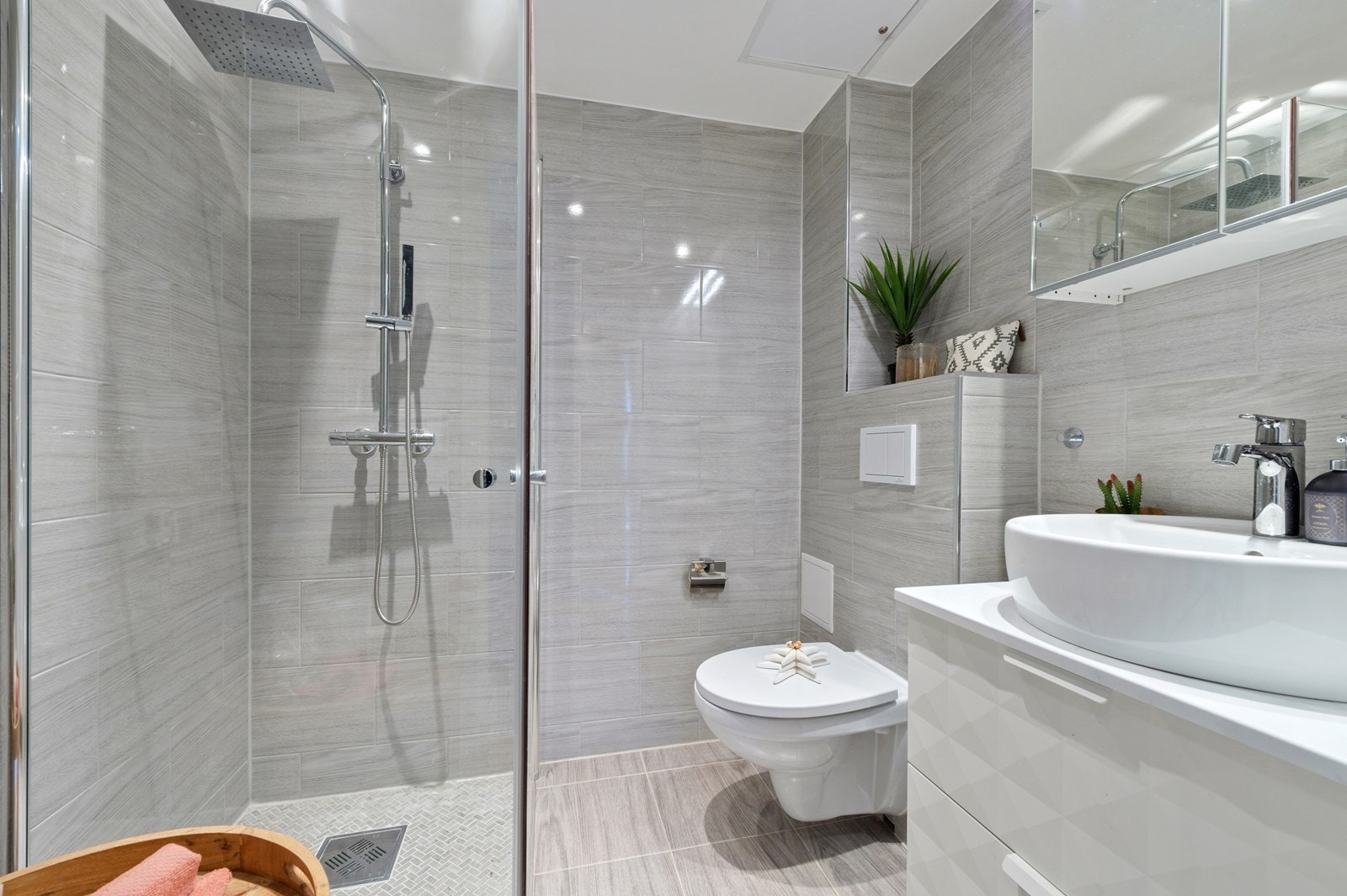 Tidløst og moderne bad fra 2019 med plass til både vaskemaskin og tørketrommel. Galleribilde