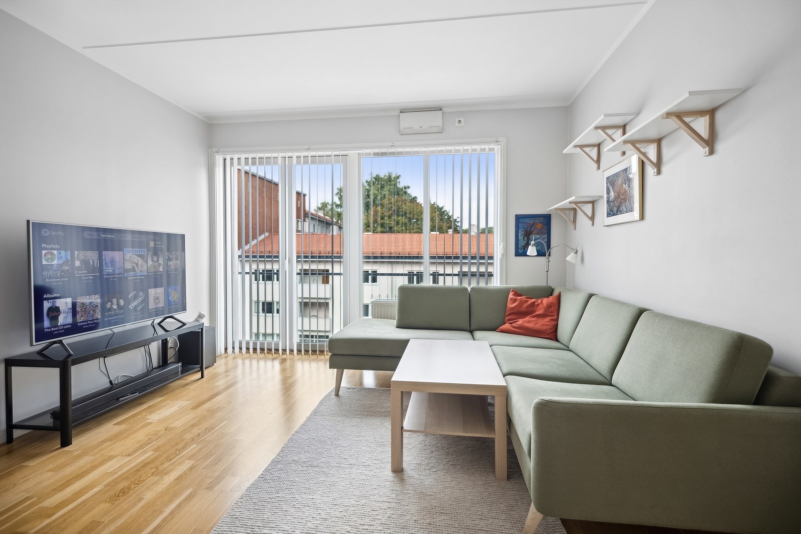 Svært god lysinngang fra store vindusflater. Galleribilde