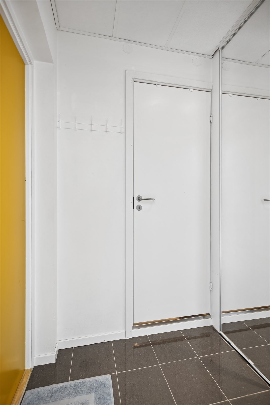 Stor garderobeløsning plassert i entréen. Galleribilde