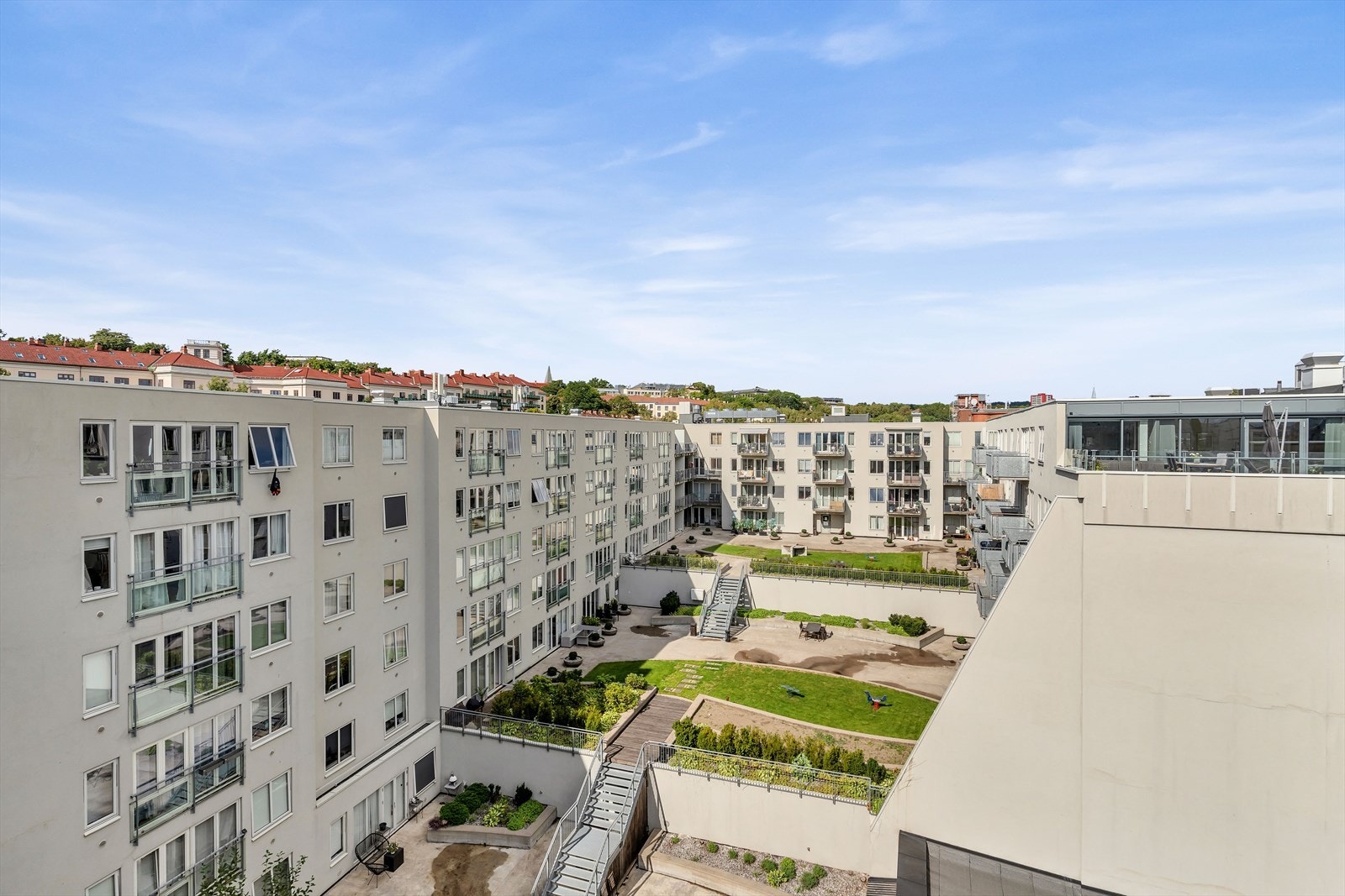 Pent opparbeidet fellesareal på ca. 6786.6 m² med asfalterte internveier, gressplen, beplantning m.m. Galleribilde