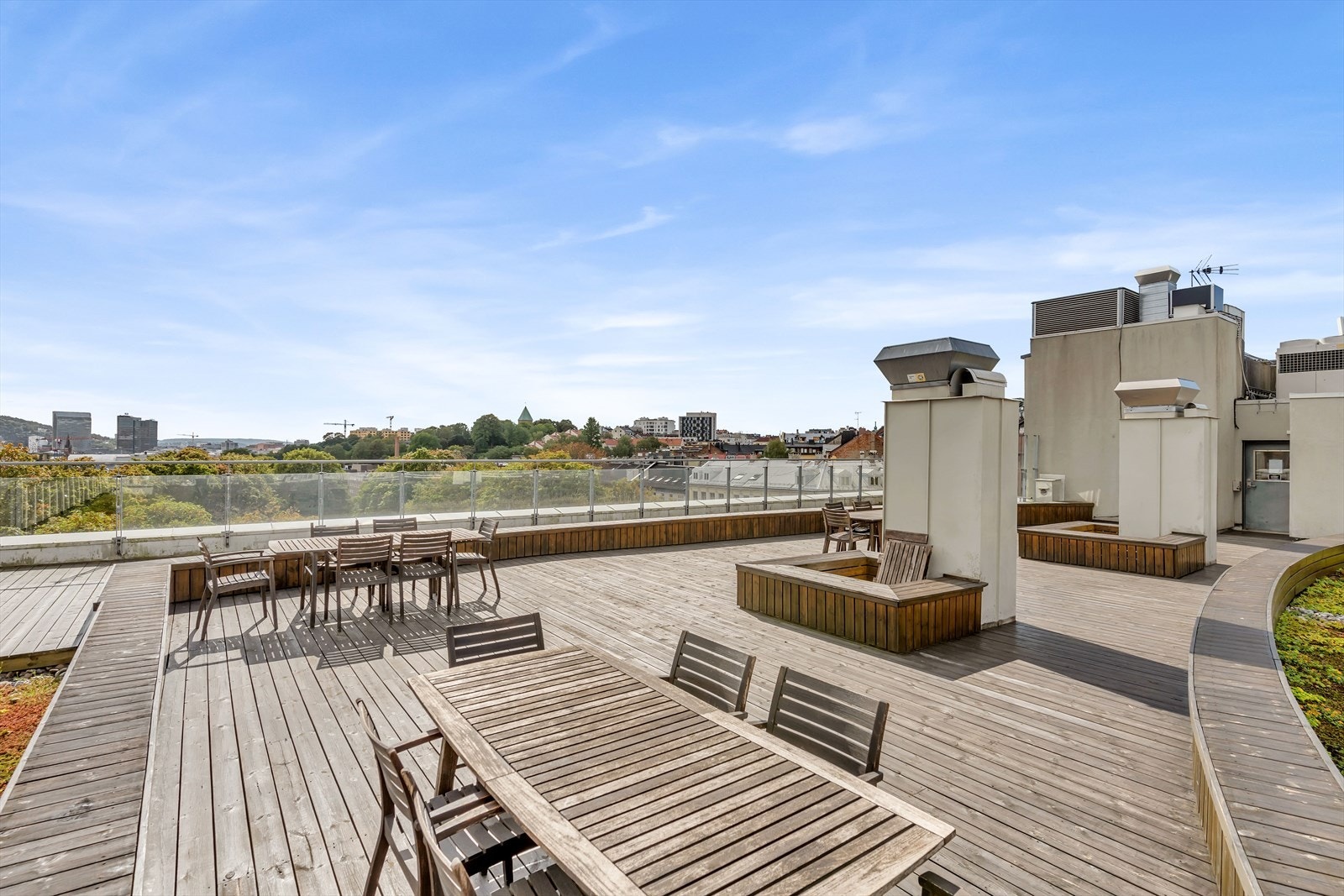 I tillegg til balkongen så har sameiet en fantastisk felles takterrasse med gode solforhold og panoramautsikt (bilde tatt på sommerstid). Galleribilde