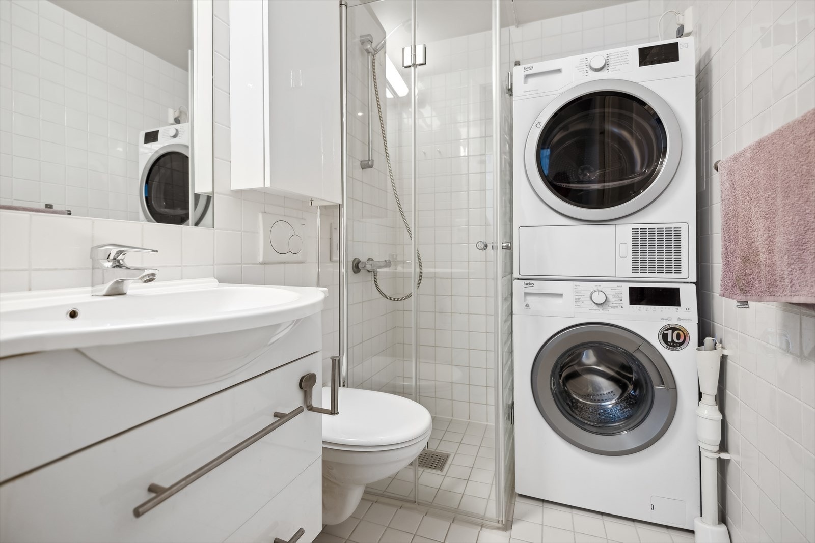 Baderom fra byggeår i flislagt utførelse på gulv og vegger, samt varmekabler i gulv. Galleribilde