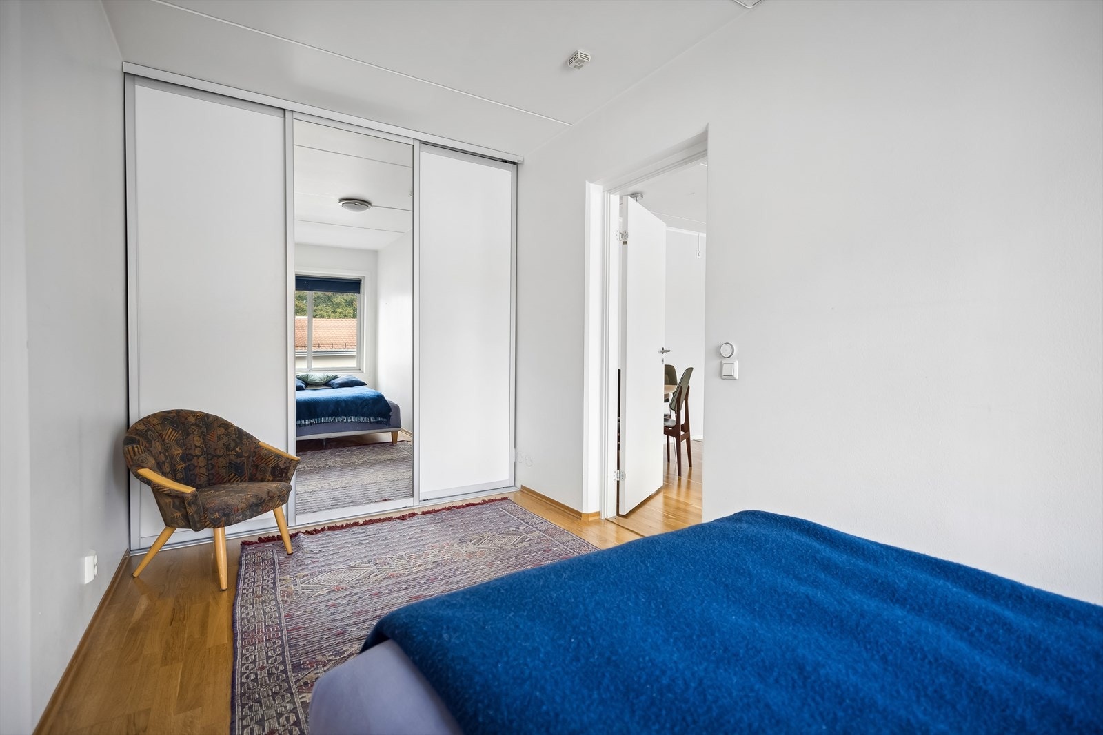 Praktisk og stor garderobeløsning Galleribilde