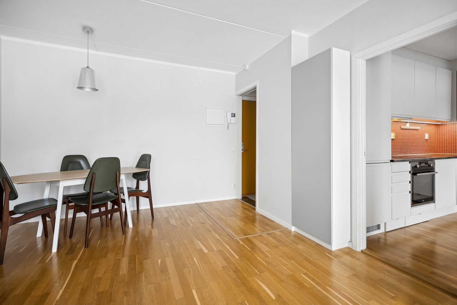 Lyse, nøytrale overflater. Eikeparkett på gulv. Galleribilde