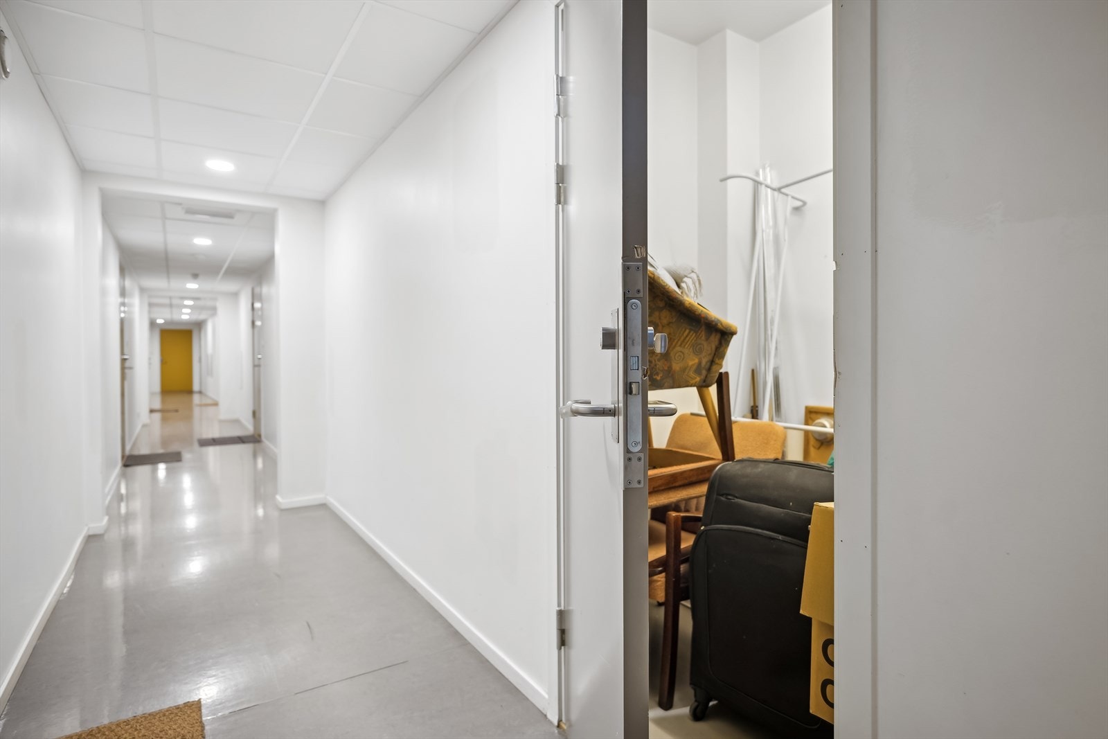 Praktisk bod på 3kvm, plassert i gangen like utenfor leilighet Galleribilde