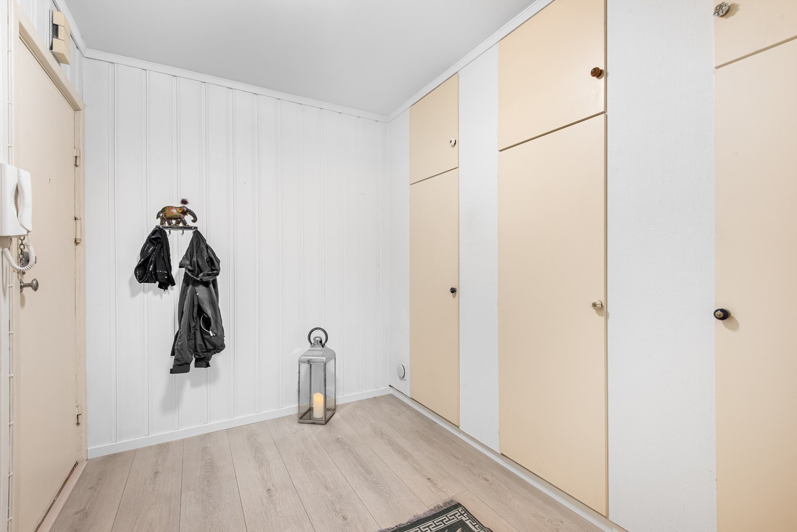 - Romslig entré med god oppbevaringsplass - Galleribilde