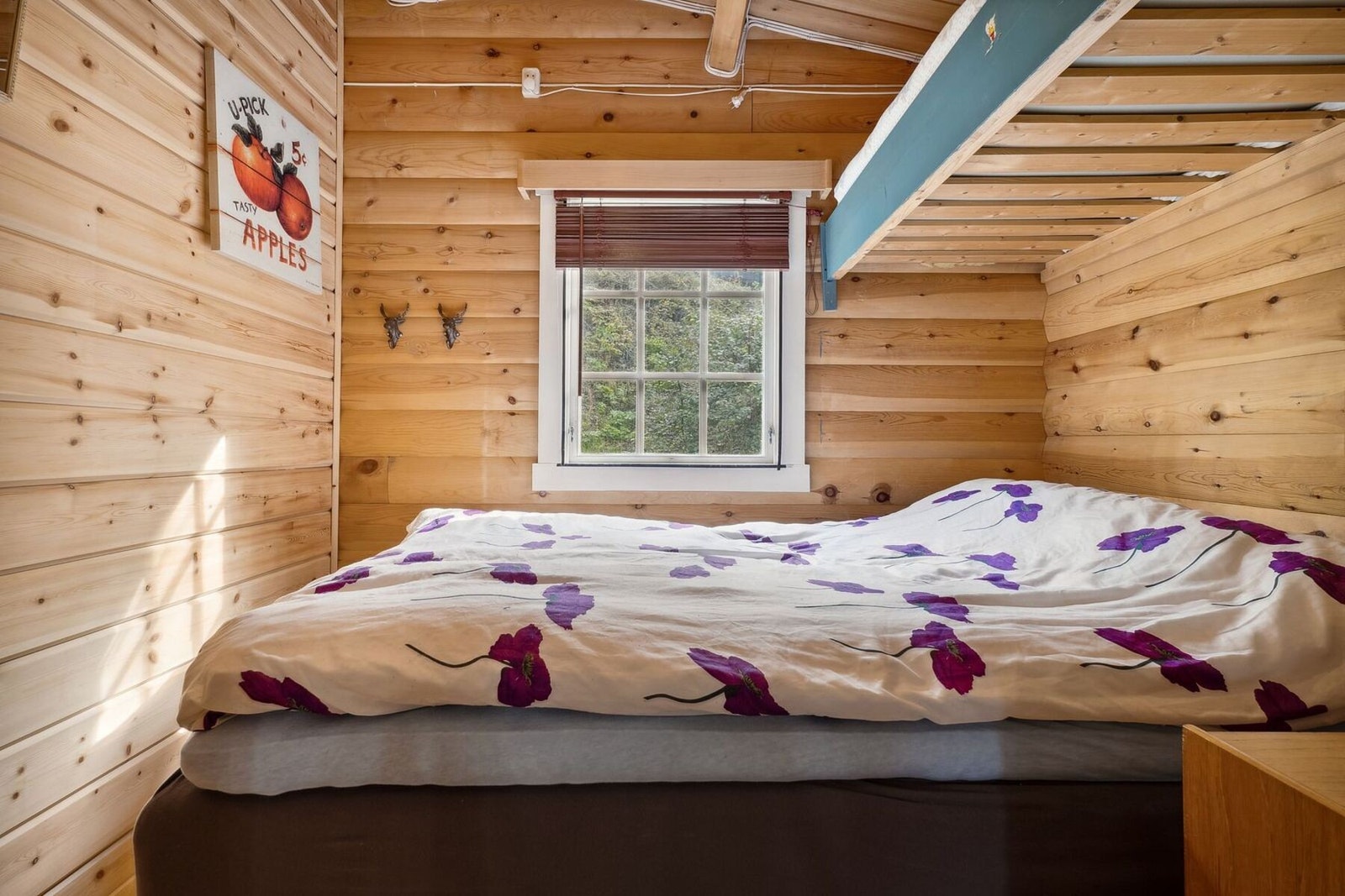 Hytta har 3 gode soverom Galleribilde