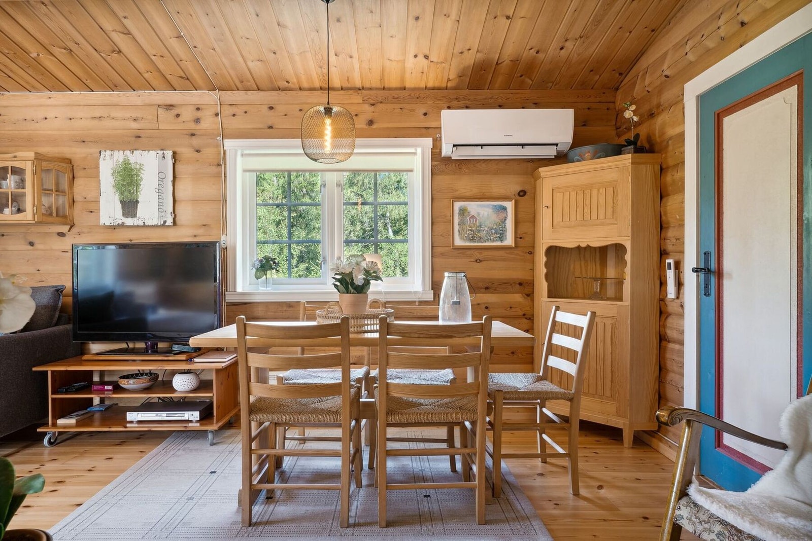 Her har du god plass til et stort spisebord Galleribilde