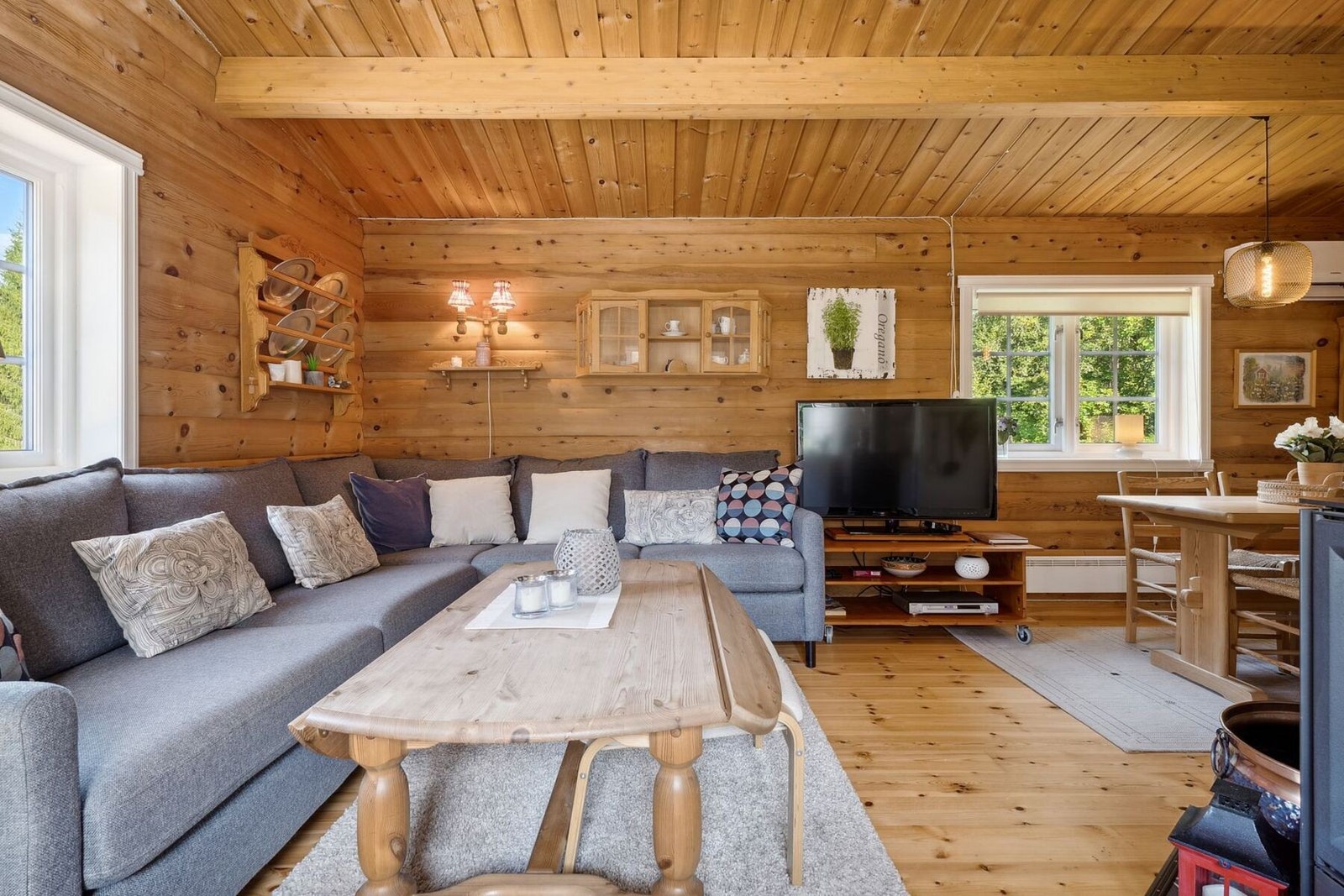 Vinduene på stuen er oppgradert i 2017 Galleribilde