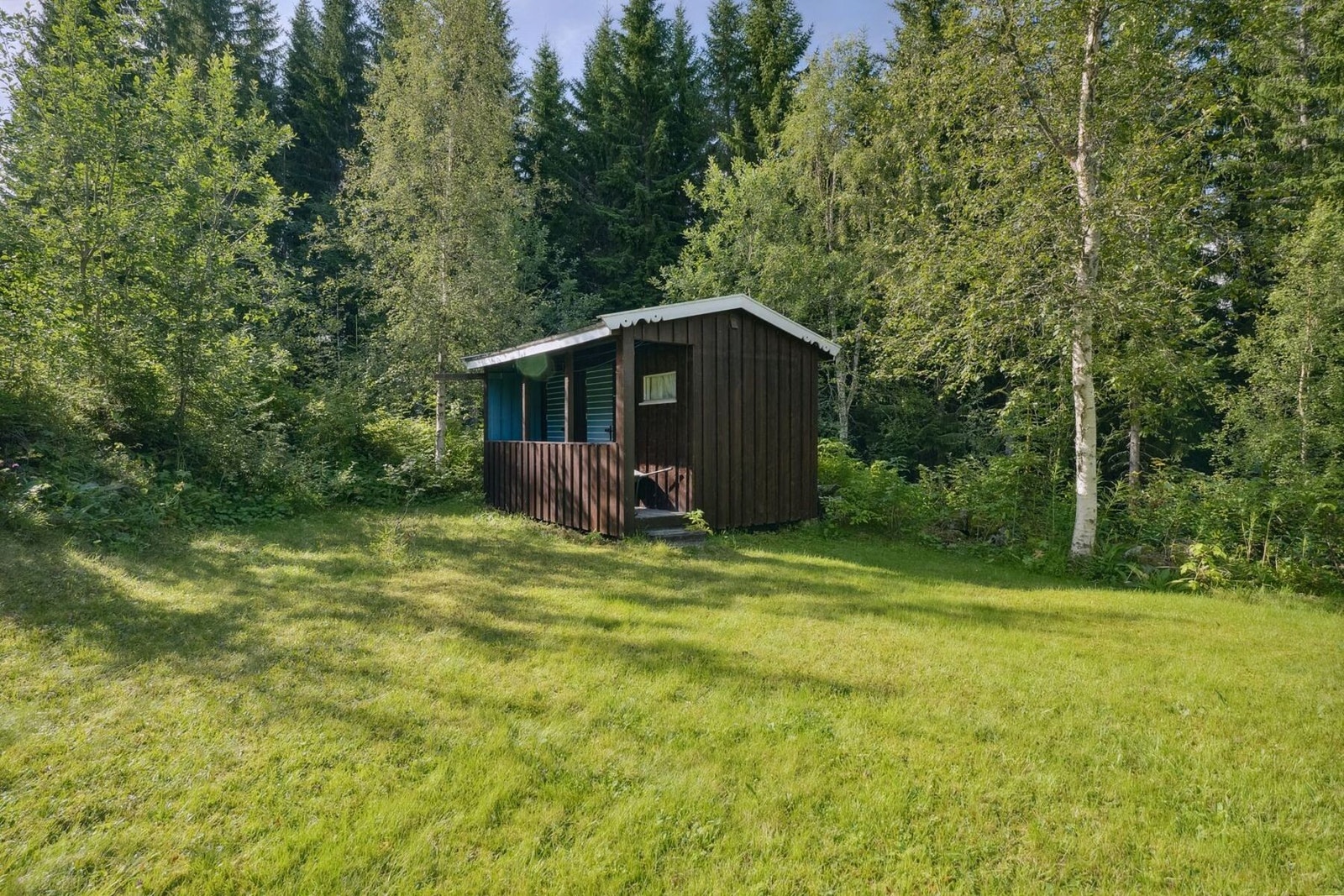 På tomten har du også et praktisk uthus og utedo Galleribilde