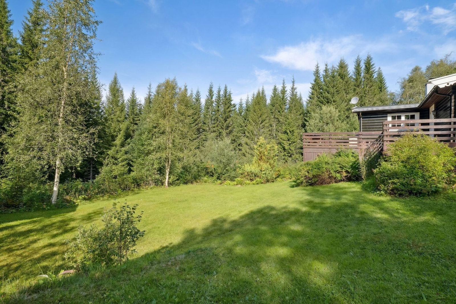 Tomten er stor og pent opparbeidet Galleribilde