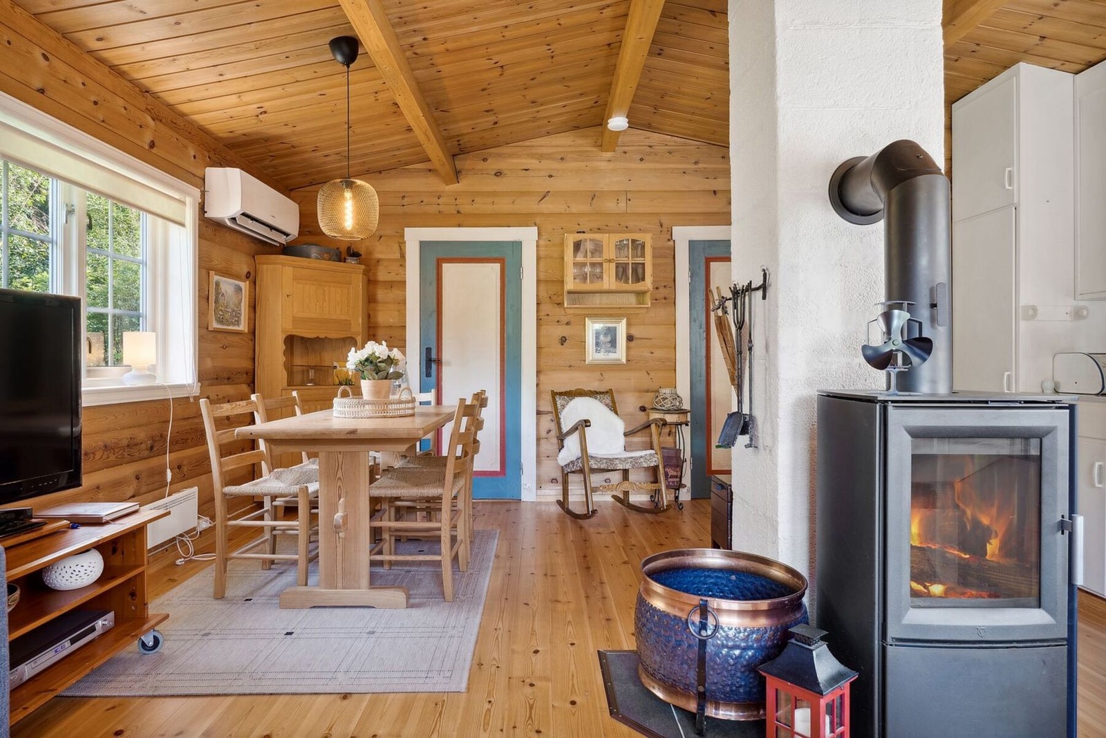 Her får du både varmepumpe og vedfyring Galleribilde