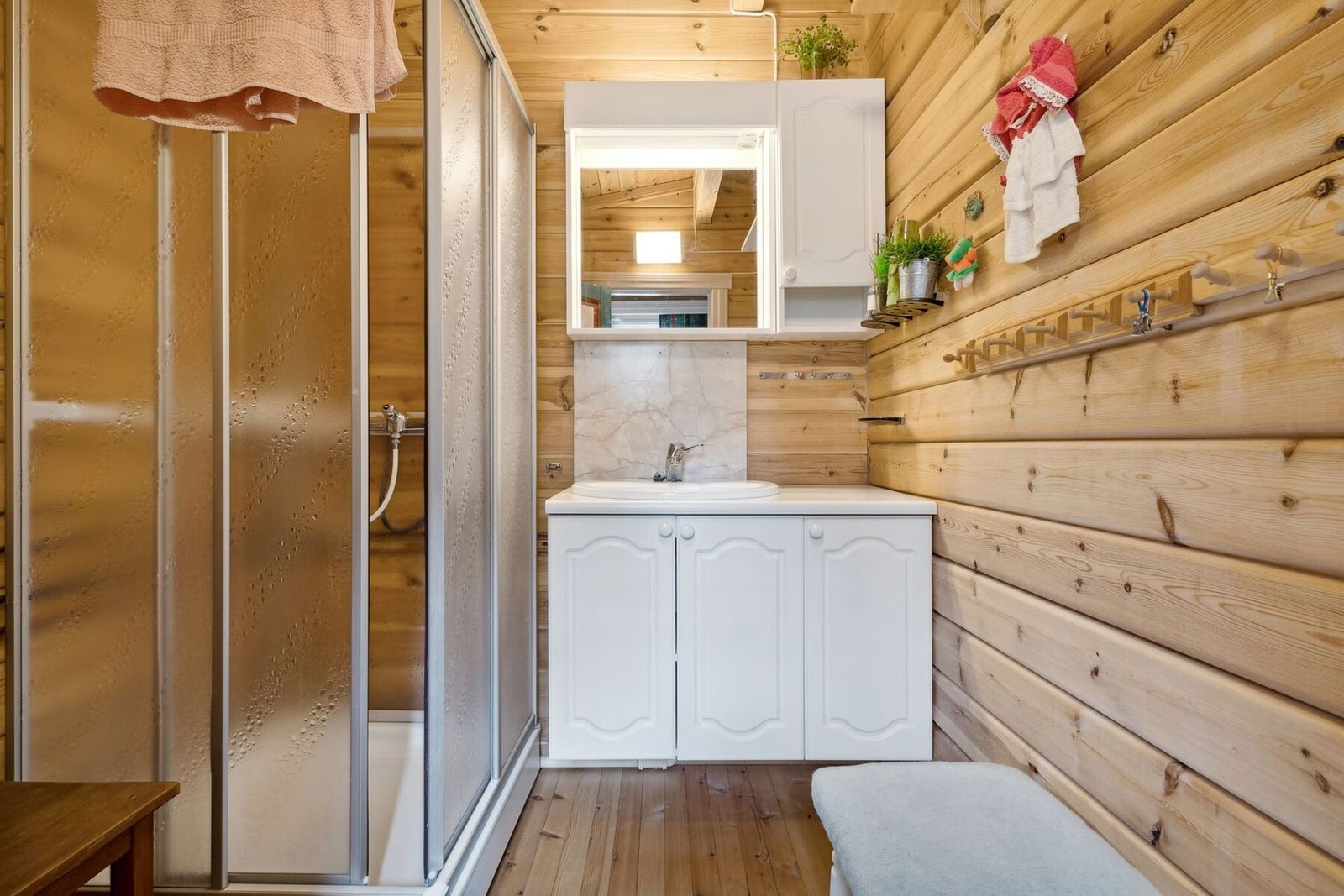 Bad med dusjkabinett Galleribilde