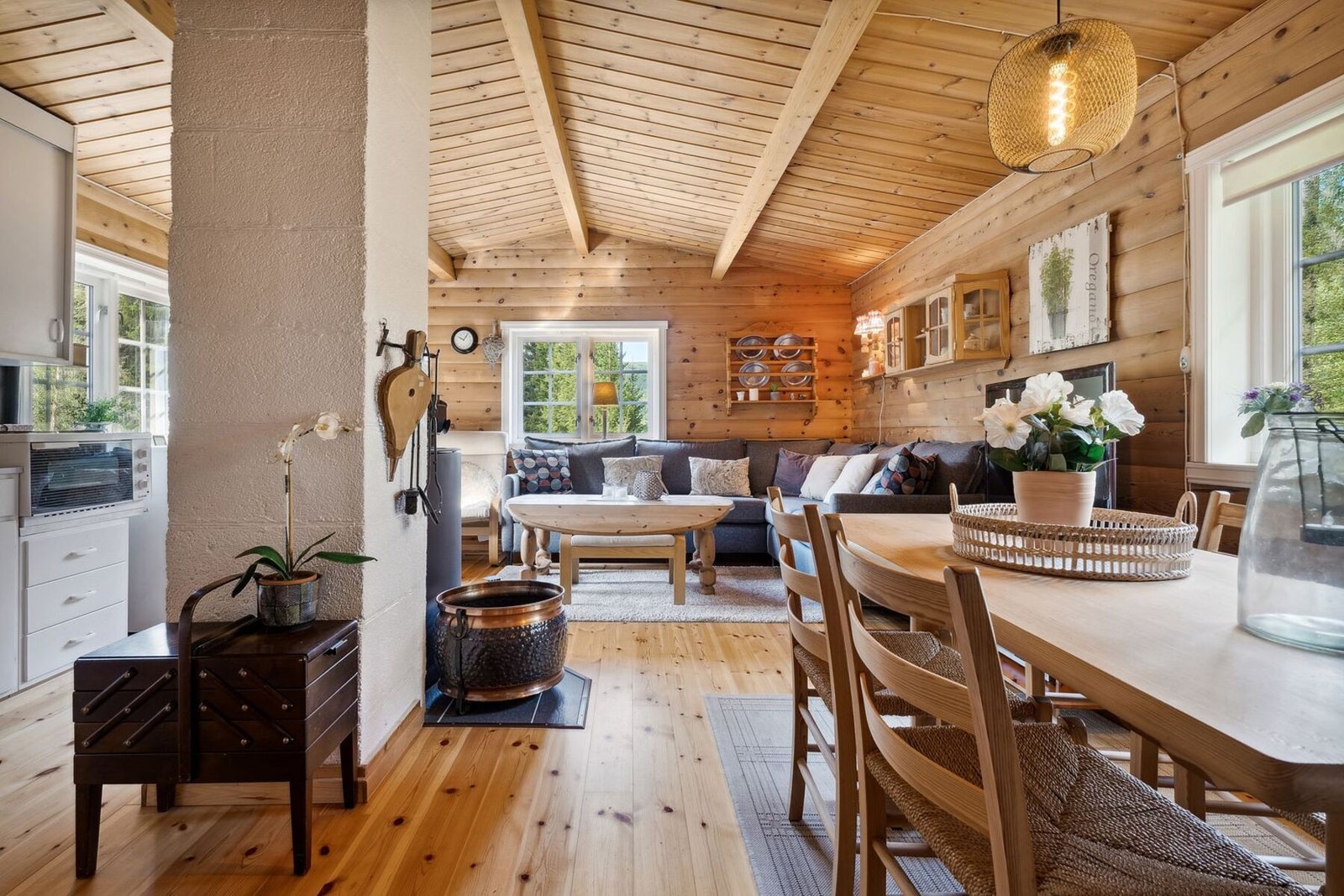 Romslig stue med åpen kjøkkenløsning Galleribilde