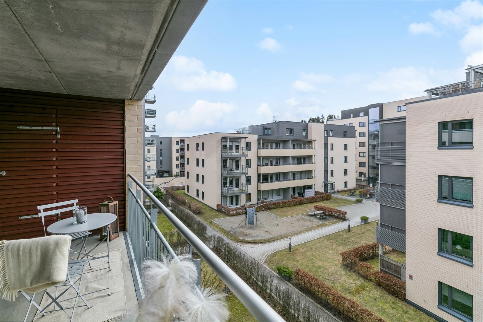 Hyggelig utsikt over pent opparbeidede og bilfrie fellesarealer. Galleribilde