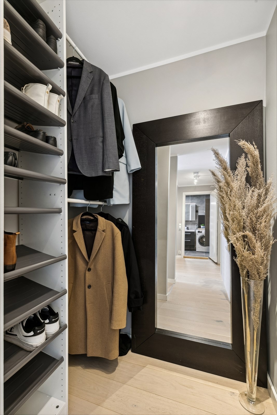 Praktisk, plassbygget garderobeløsning i entré. Galleribilde