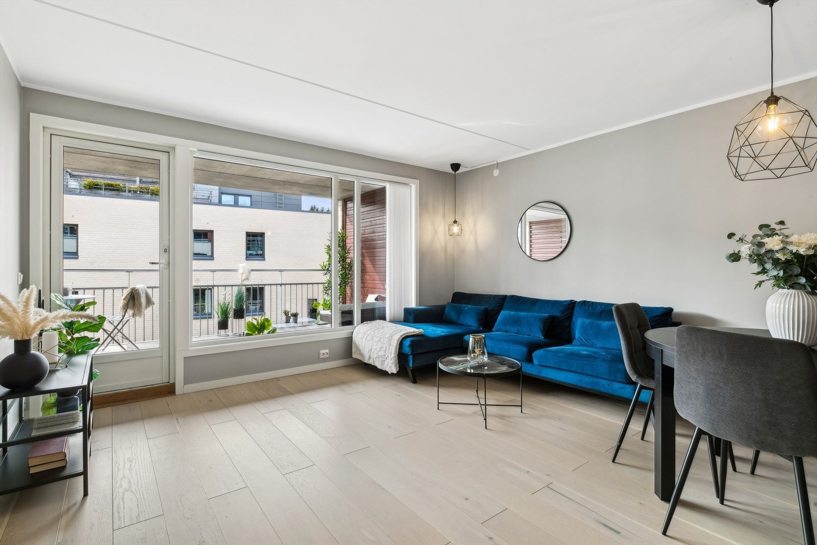 Legg merke til de store vindusflatene som gir godt med naturlig lys. Galleribilde