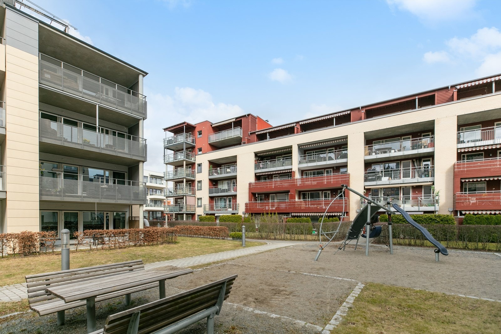 Flotte og parkmessige fellesarealer mellom blokkene i området. Galleribilde