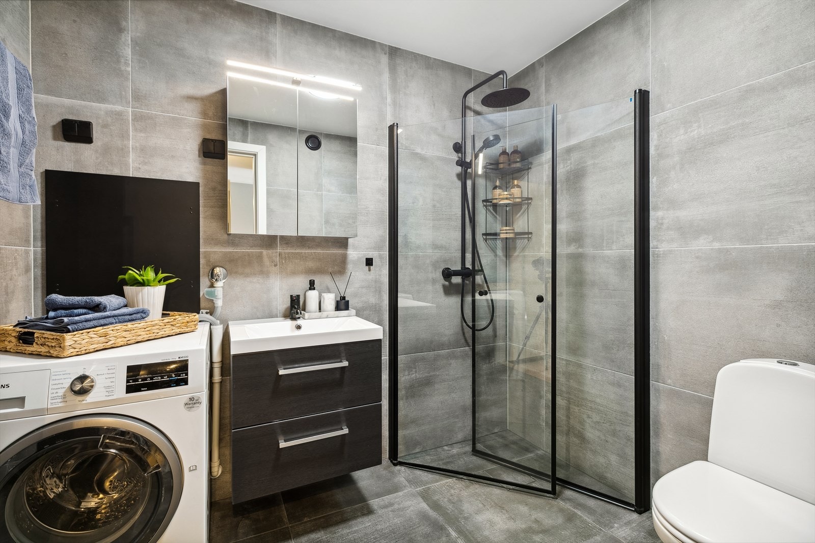 Lekkert bad med delikate, store fliser og gulvvarme. Galleribilde