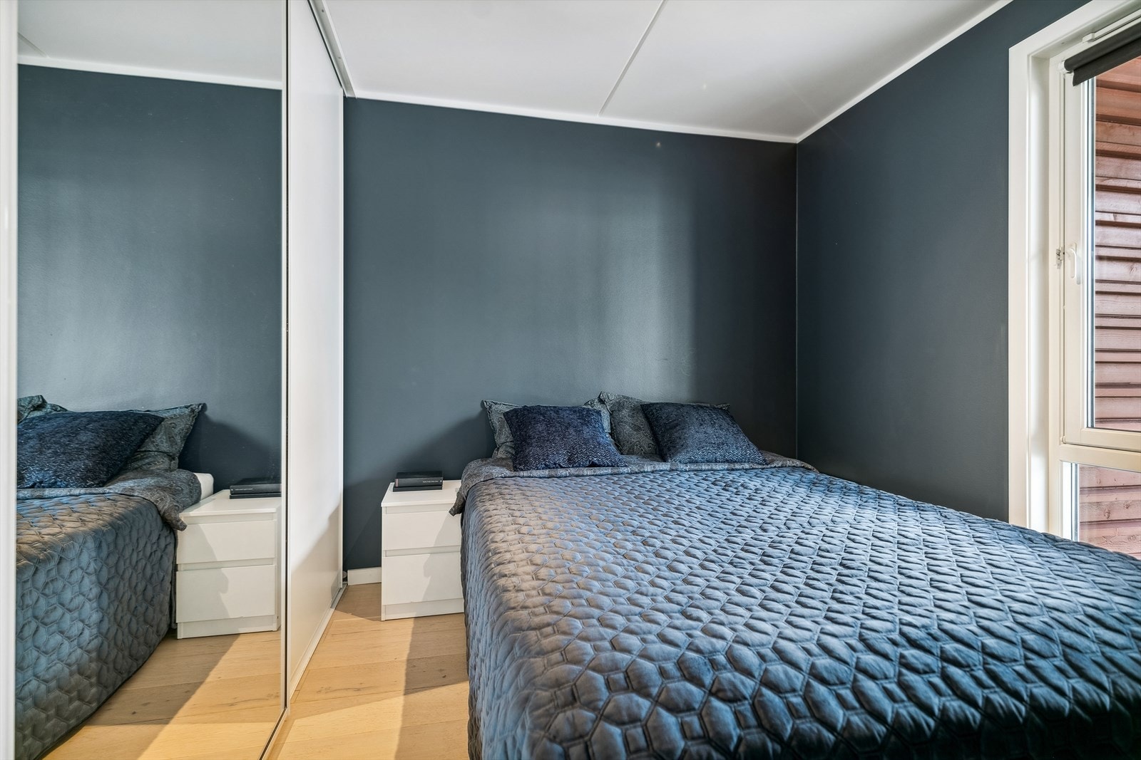 Soverommet har praktisk skyvedørsgarderobe. Galleribilde