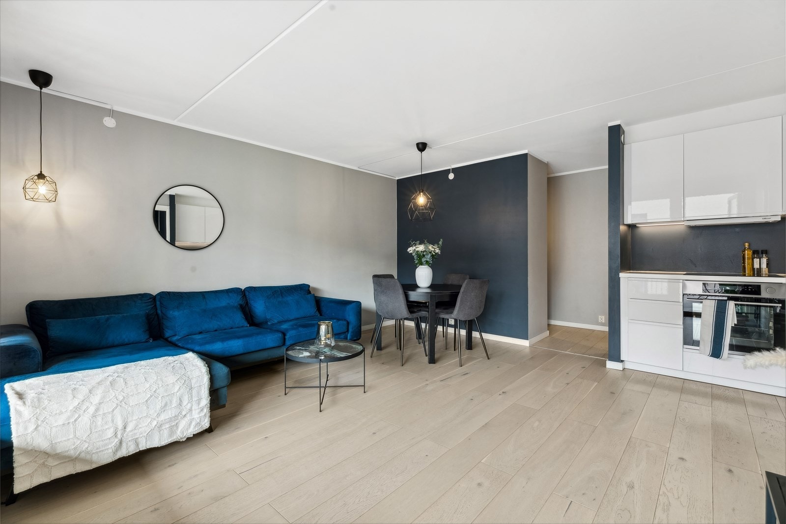 Fin åpen løsning mot kjøkkenet og naturlig plass til spisestuebord. Galleribilde