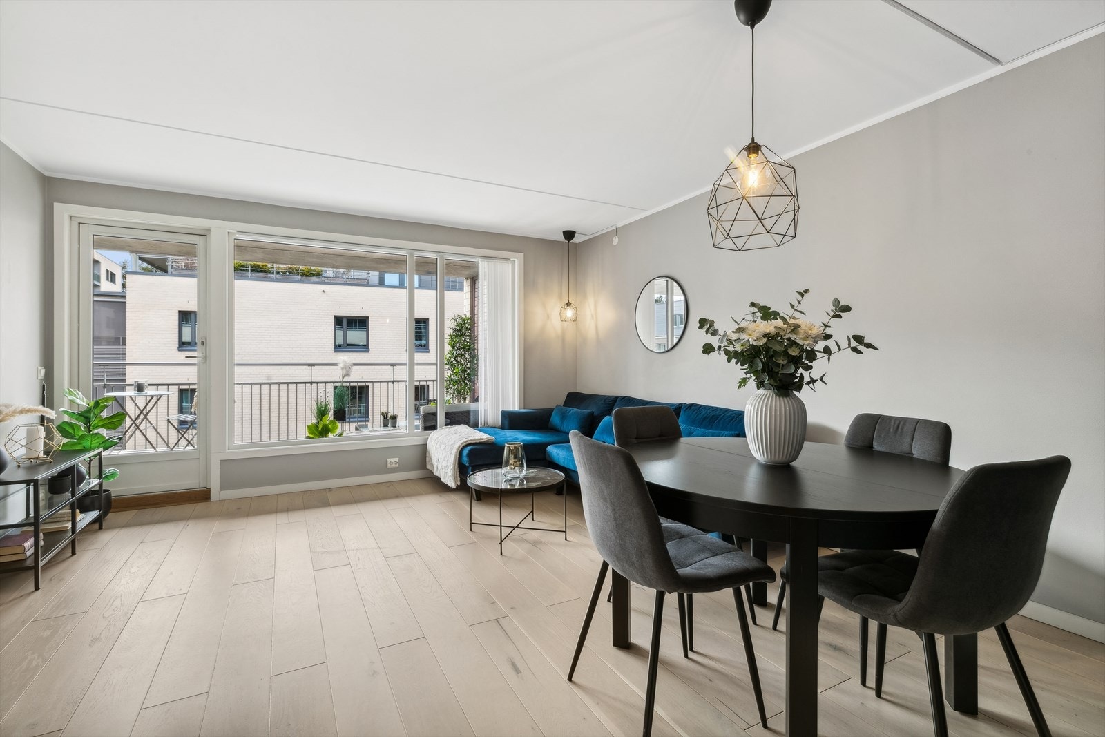 Stuen har en fin romløsning som gjør det enkelt å møblere. Galleribilde