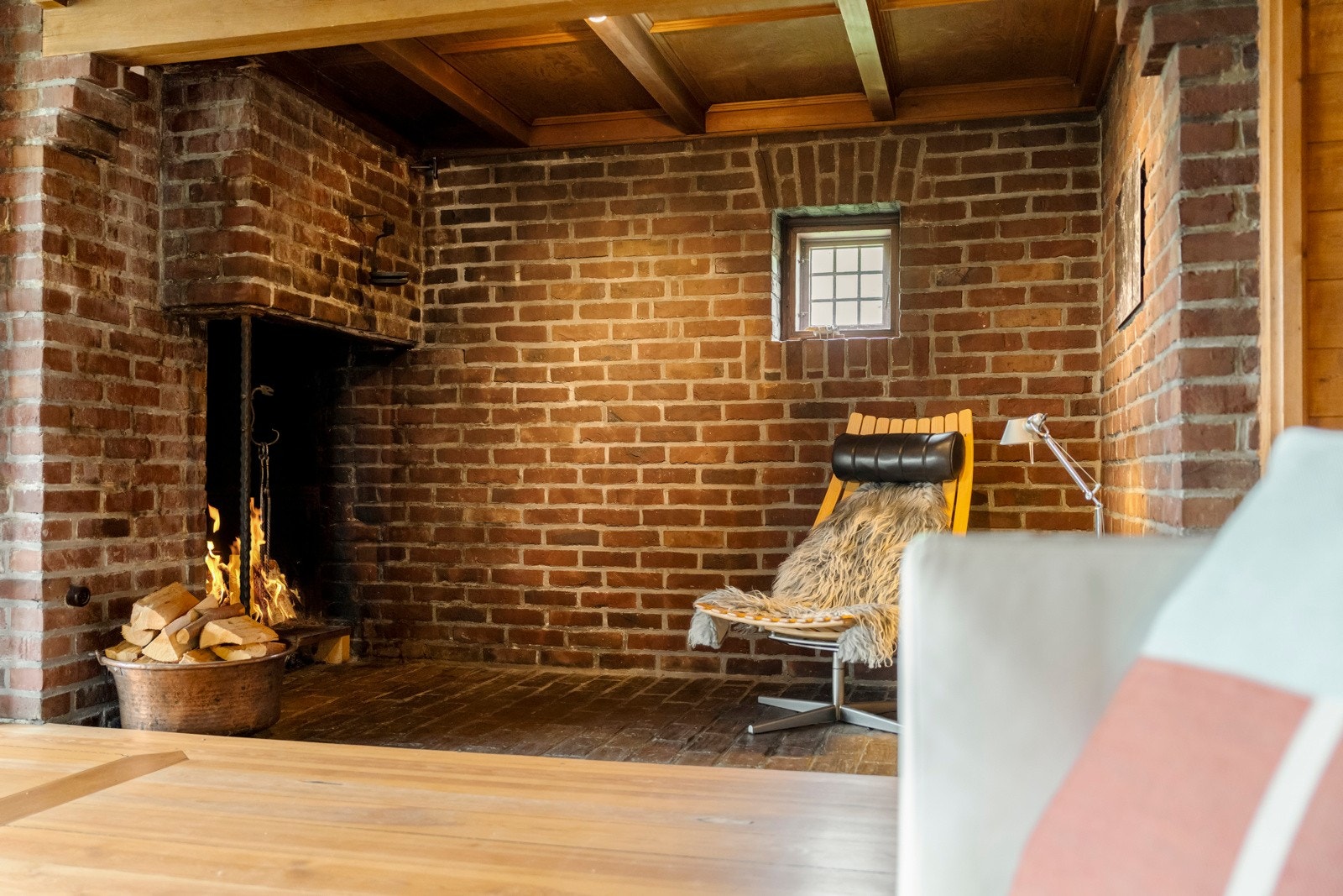 Enestående peiskos foran gruepeisen. Galleribilde