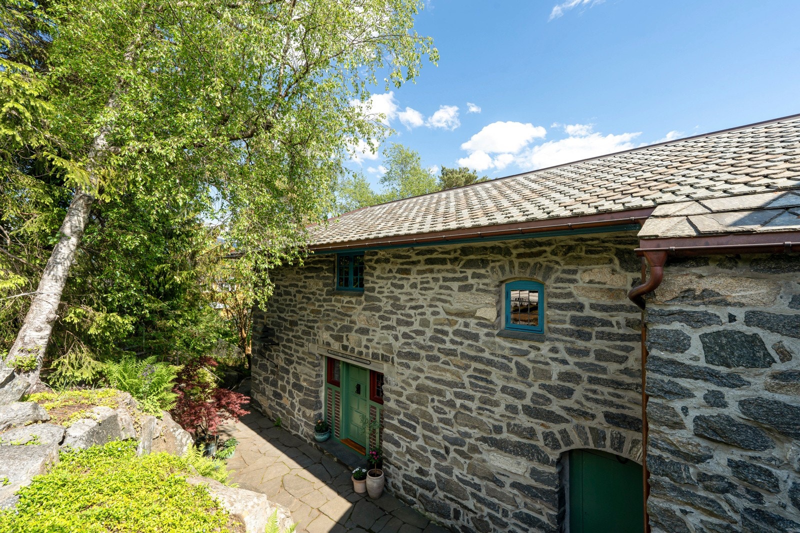 Fasadene har et herlig samspill mellom horisontale og vertikale linjer, mellom symmetriske og assymmetriske felt, gråstein og malt panel som skaper en lun og fin kontrast. Galleribilde