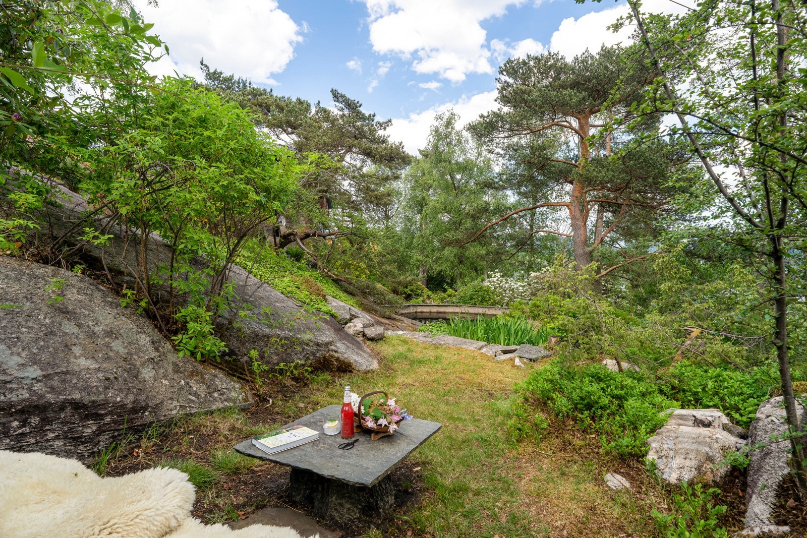 Ved hagedammen er det en koselig og skjermet uteplass. Galleribilde