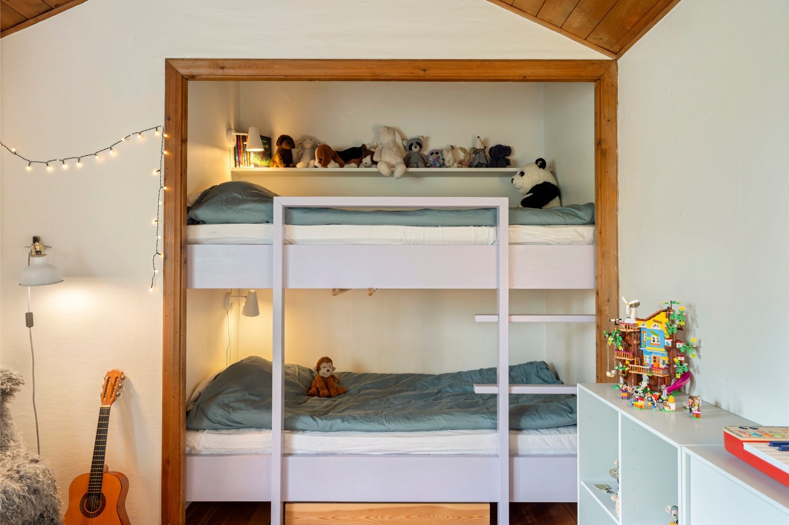 Plassbygde senger designet og bygget av Ivar Fineid. Galleribilde