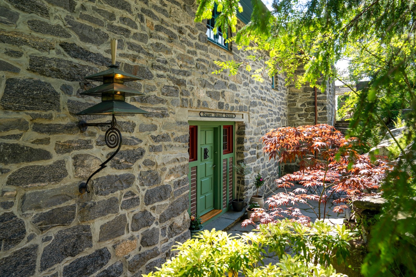 Inngangsparti med håndlaget utelampe. Galleribilde