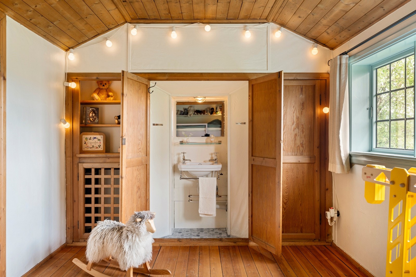 Det er innebygd vask i den ene delen av soverommet. Galleribilde