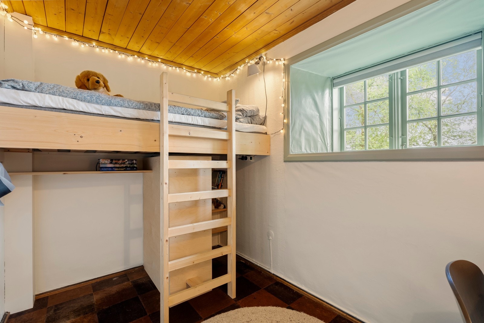 Plassbygd seng designet og bygget av Ivar Fineid. Galleribilde