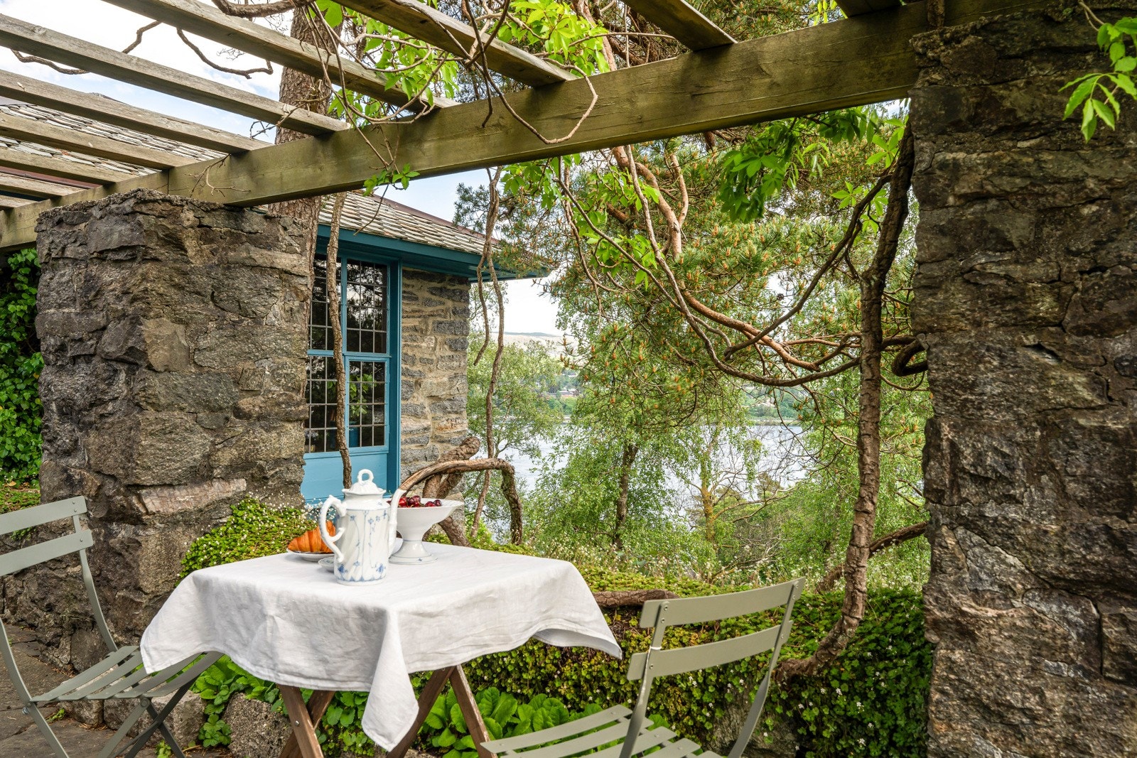 Se hvor fint arkitekten visuelt binder sammen uterom og bygg. Galleribilde