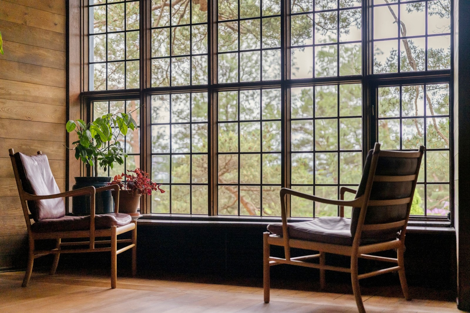 Stuen er romslig med et stort vinduskarnapp mot syd-vest. Galleribilde