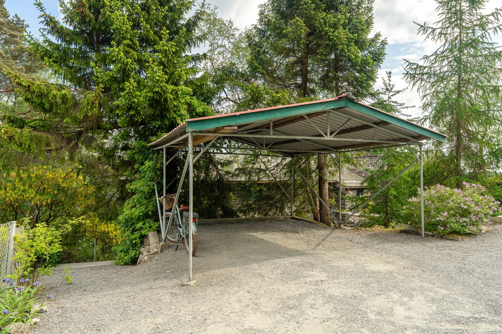 Carport med elbil-lader. Galleribilde