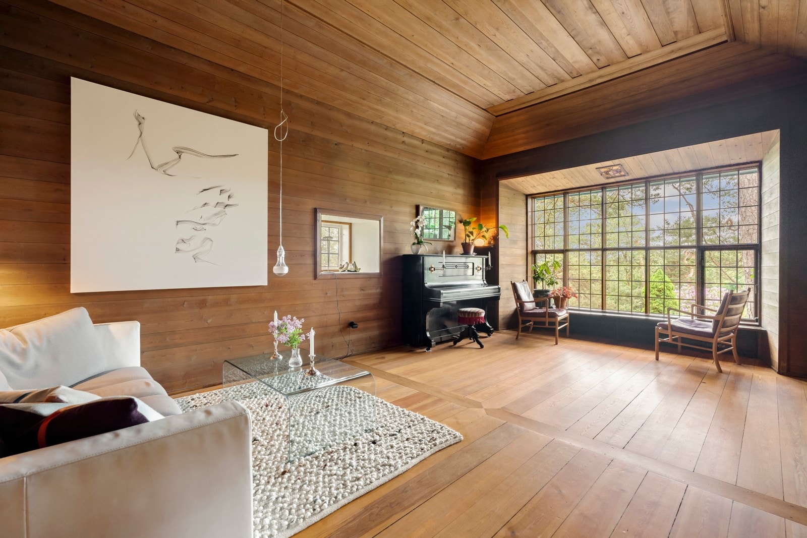 Høy himling og rustikt uttrykk gir rommet en historisk særegen følelse. Galleribilde