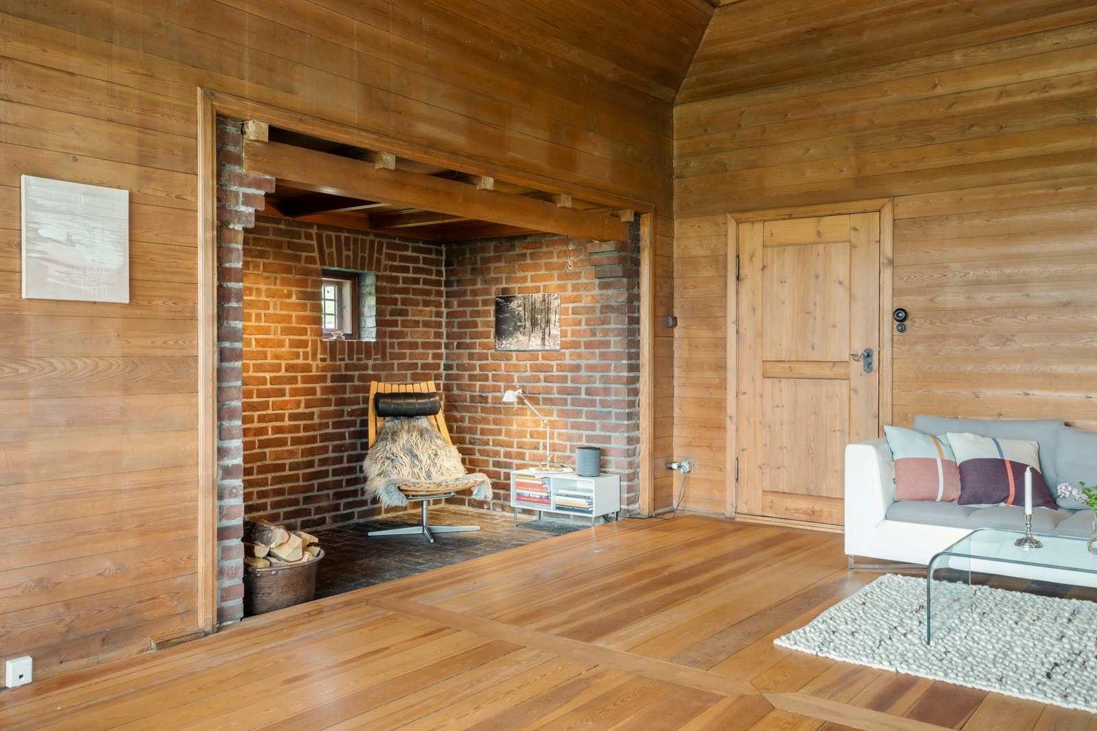 Interiøret er i all hovedsak opprinnelig, bortsett fra kjøkken og bad. Galleribilde