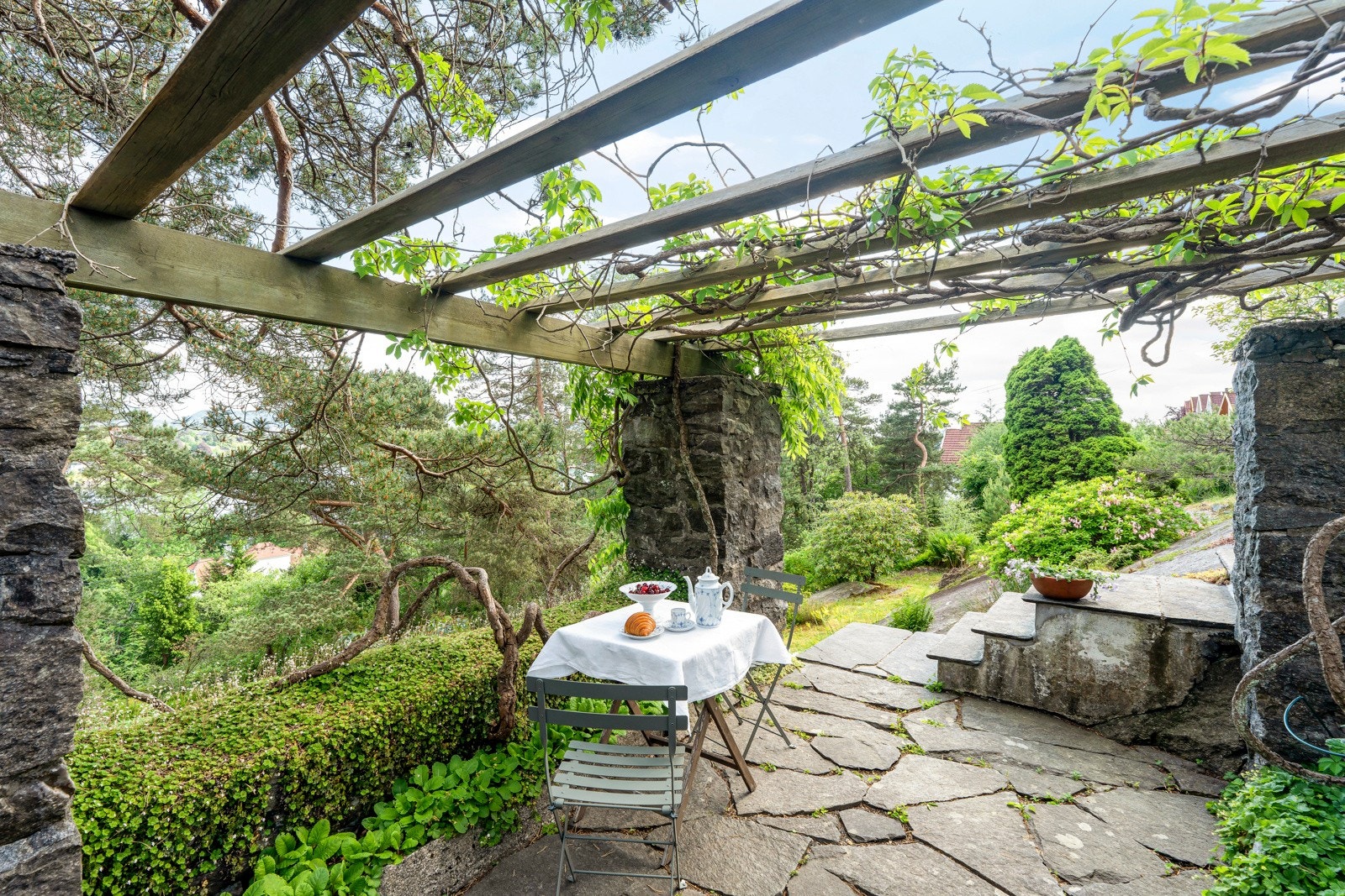 Pergola inviterer til selskap på varme sommerdager og lune septemberkvelder. Galleribilde