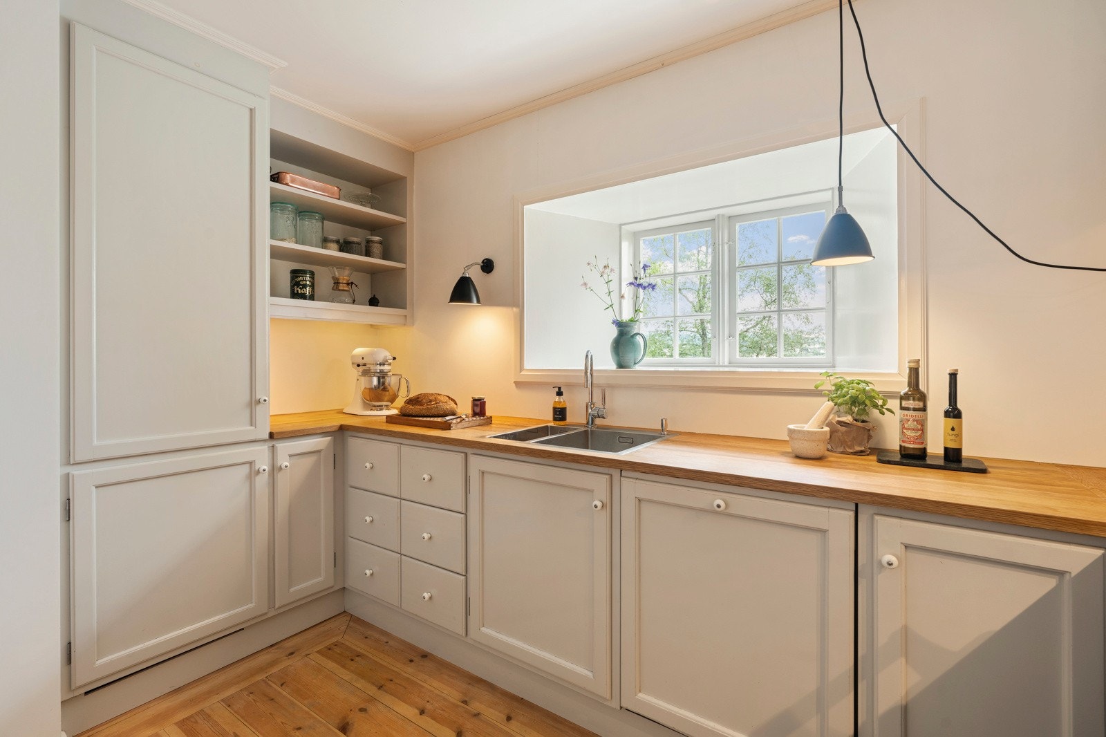 Det er integrert kjøleskap, oppvaskmaskin og ventilator. Galleribilde