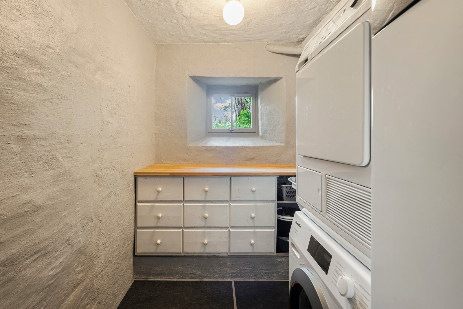 Fyrrommet med varmepumpe benyttes også som vaskerom. Galleribilde