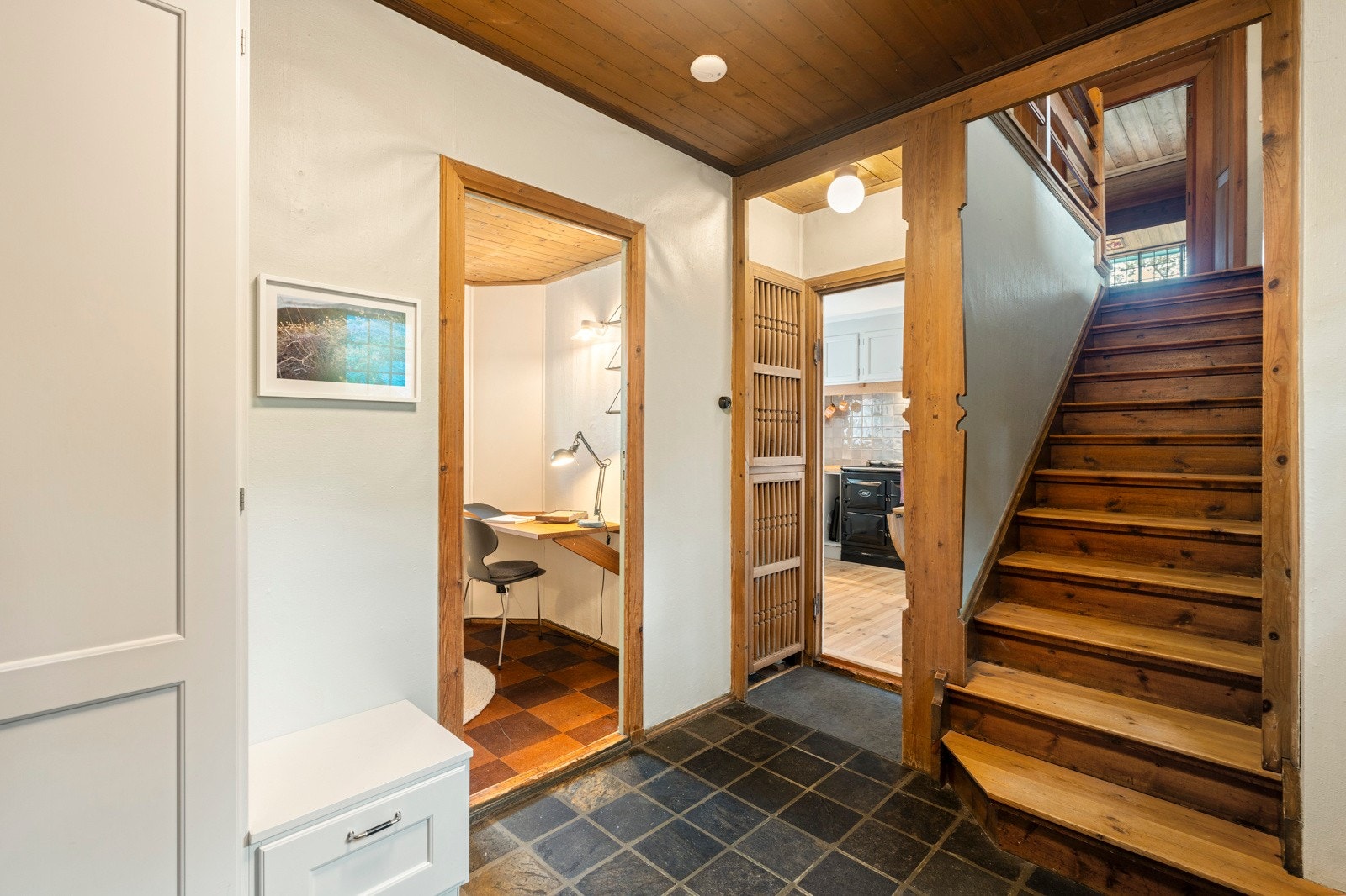 Entré med garderobeskap fra Kvänum. Galleribilde